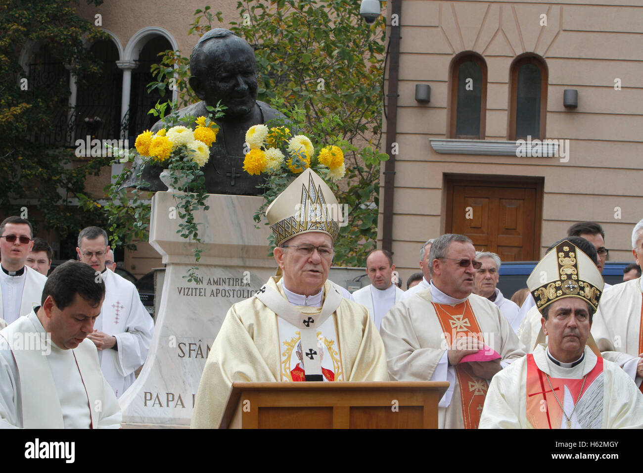 Bukarest, Rumänien. 23. Oktober 2016.  Rumänische katholische Metropolitan Erzbischof Ioan Robu betet während der eucharistischen Prozession mit der Reliquie des Heiligen Papst Johannes Paul II. Bildnachweis: Gabriel Petrescu/Alamy Live-Nachrichten Stockfoto