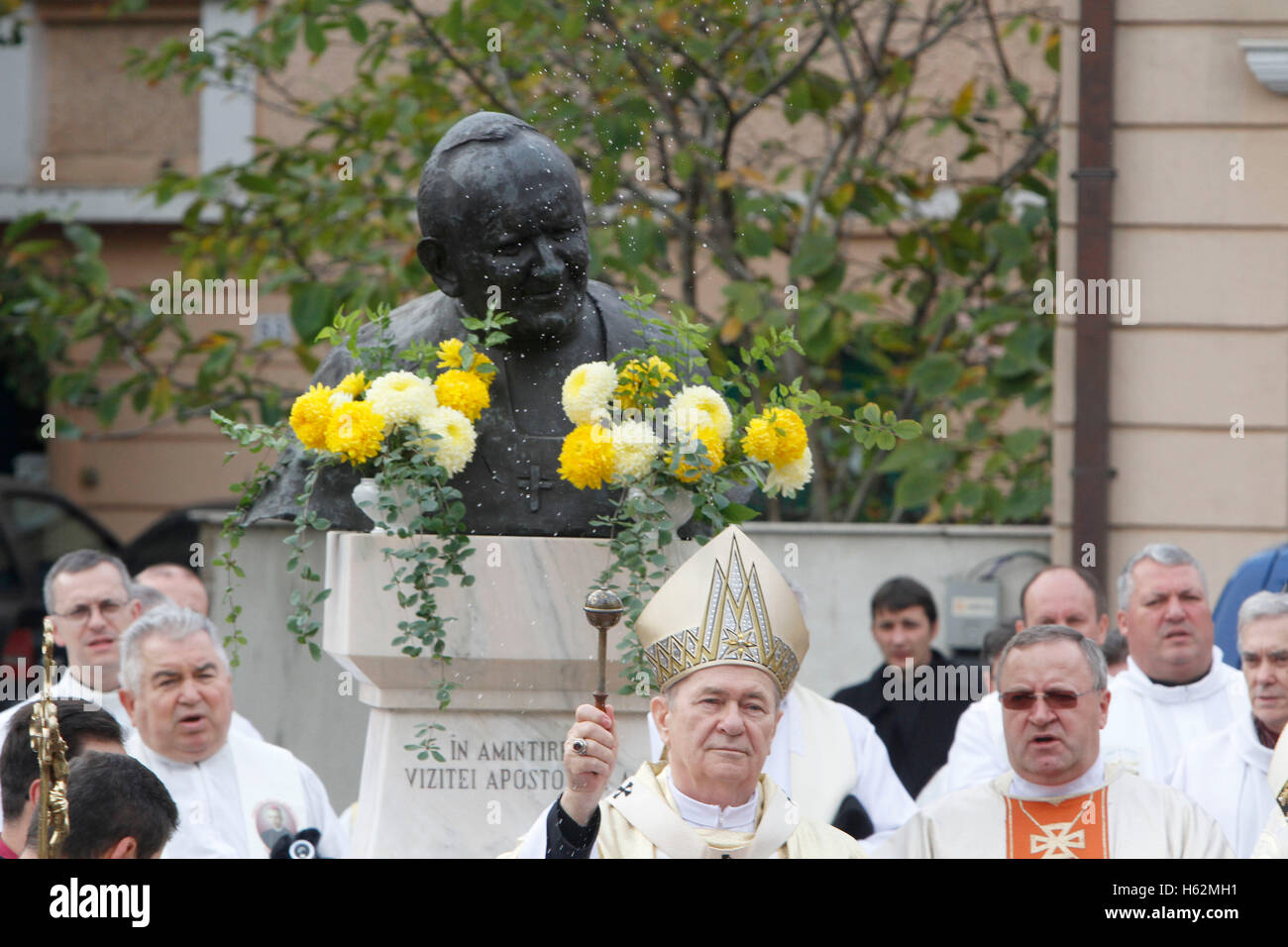 Bukarest, Rumänien. 23. Oktober 2016.  Rumänische katholische Metropolitan Erzbischof Ioan Robu betet während der eucharistischen Prozession mit der Reliquie des Heiligen Papst Johannes Paul II. Bildnachweis: Gabriel Petrescu/Alamy Live-Nachrichten Stockfoto