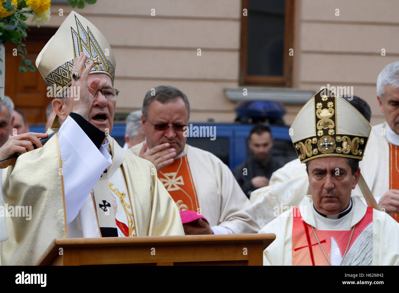 Bukarest, Rumänien. 23. Oktober 2016.  Rumänische katholische Metropolitan Erzbischof Ioan Robu betet während der eucharistischen Prozession mit der Reliquie des Heiligen Papst Johannes Paul II. Bildnachweis: Gabriel Petrescu/Alamy Live-Nachrichten Stockfoto