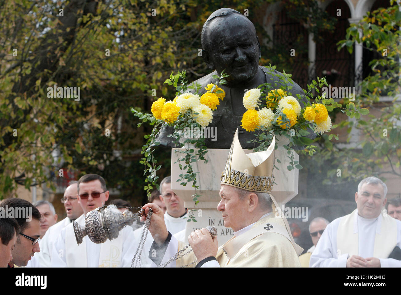 Bukarest, Rumänien. 23. Oktober 2016.  Rumänische katholische Metropolitan Erzbischof Ioan Robu betet während der eucharistischen Prozession mit der Reliquie des Heiligen Papst Johannes Paul II. Bildnachweis: Gabriel Petrescu/Alamy Live-Nachrichten Stockfoto