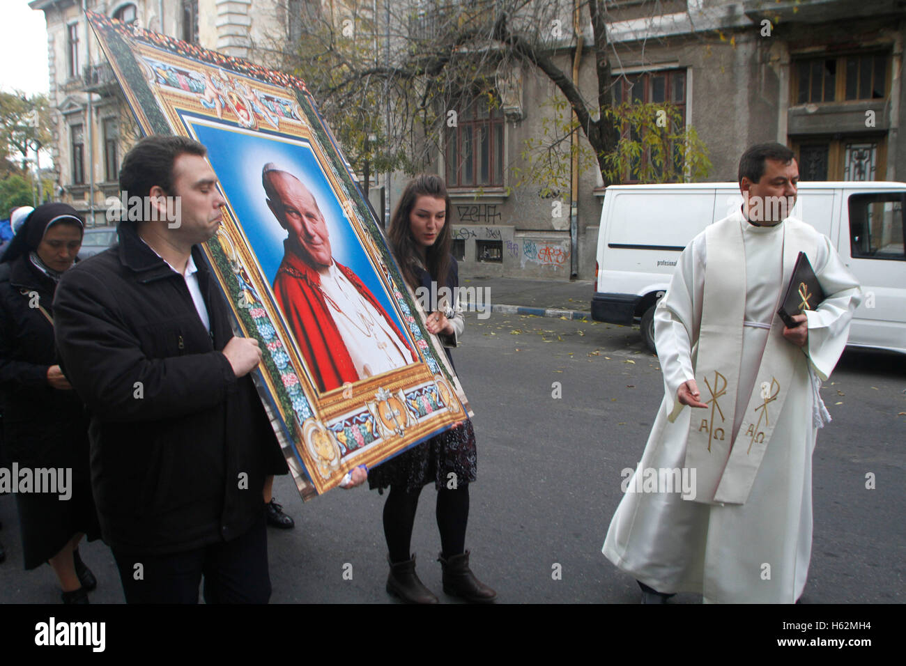 Bukarest, Rumänien. 23. Oktober 2016.  Die eucharistische Prozession mit der Reliquie und das Symbol des Heiligen Papst Johannes Paul II von der römisch-katholischen Erzdiözese von Bukarest organisiert. Bildnachweis: Gabriel Petrescu/Alamy Live-Nachrichten Stockfoto