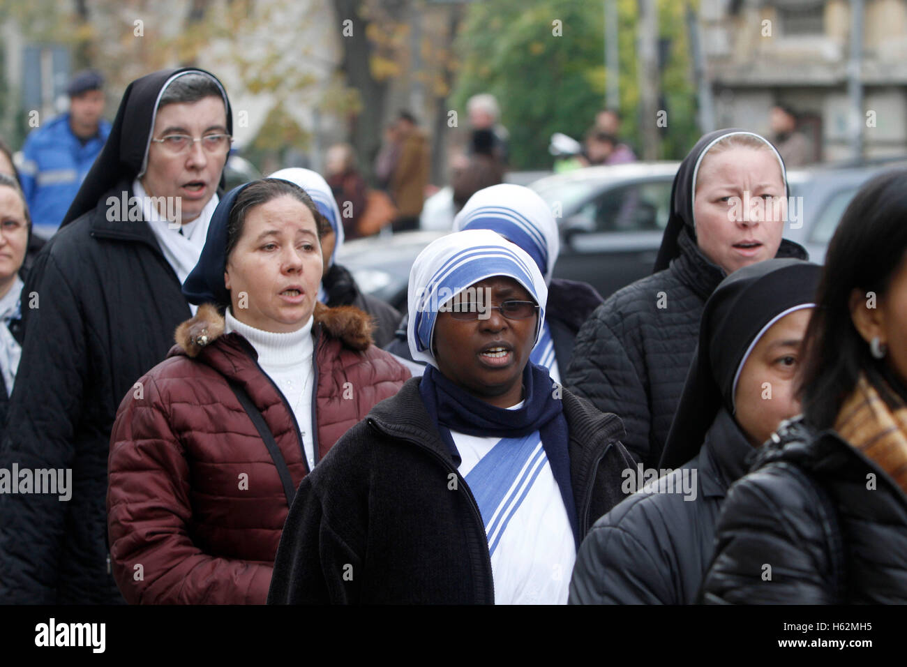 Bukarest, Rumänien. 23. Oktober 2016.  Katholische Nonnen beten während der eucharistischen Prozession mit der Reliquie des Heiligen Papst Johannes Paul II. Bildnachweis: Gabriel Petrescu/Alamy Live-Nachrichten Stockfoto