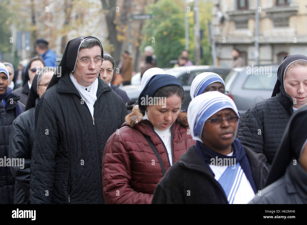 Bukarest, Rumänien. 23. Oktober 2016.  Katholische Nonnen beten während der eucharistischen Prozession mit der Reliquie des Heiligen Papst Johannes Paul II. Bildnachweis: Gabriel Petrescu/Alamy Live-Nachrichten Stockfoto