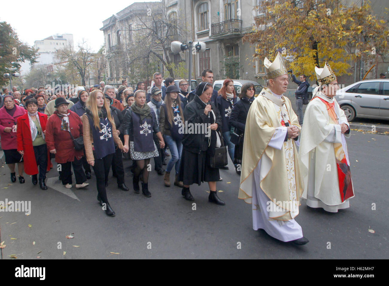 Bukarest, Rumänien. 23. Oktober 2016.  Rumänische katholische Metropolitan Erzbischof Ioan Robu betet während der eucharistischen Prozession mit der Reliquie des Heiligen Papst Johannes Paul II. Bildnachweis: Gabriel Petrescu/Alamy Live-Nachrichten Stockfoto