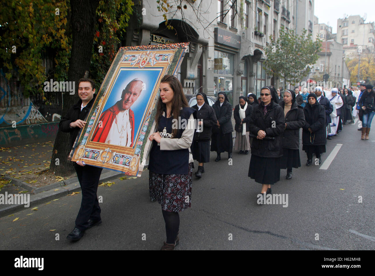 Bukarest, Rumänien. 23. Oktober 2016.  Die eucharistische Prozession mit der Reliquie und das Symbol des Heiligen Papst Johannes Paul II von der römisch-katholischen Erzdiözese von Bukarest organisiert. Bildnachweis: Gabriel Petrescu/Alamy Live-Nachrichten Stockfoto