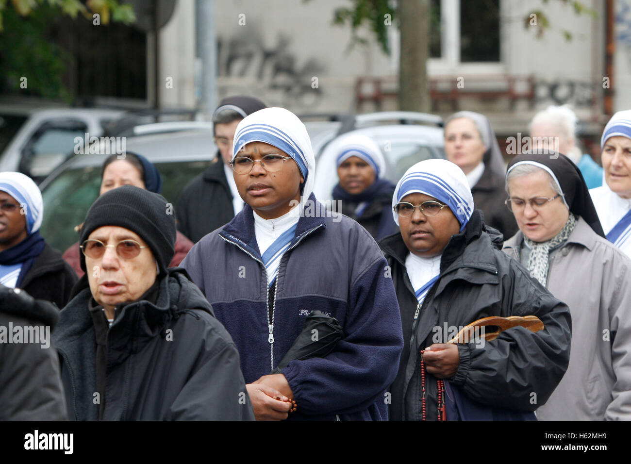 Bukarest, Rumänien. 23. Oktober 2016.  Katholische Nonnen beten während der eucharistischen Prozession mit der Reliquie des Heiligen Papst Johannes Paul II. Bildnachweis: Gabriel Petrescu/Alamy Live-Nachrichten Stockfoto