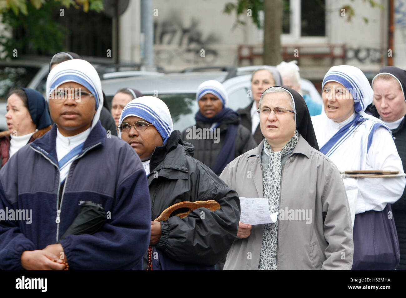 Bukarest, Rumänien. 23. Oktober 2016.  Katholische Nonnen beten während der eucharistischen Prozession mit der Reliquie des Heiligen Papst Johannes Paul II. Bildnachweis: Gabriel Petrescu/Alamy Live-Nachrichten Stockfoto