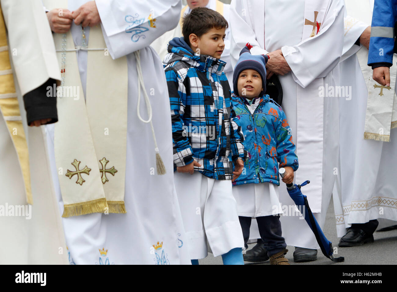 Bukarest, Rumänien. 23. Oktober 2016.  Ministranten beteiligen sich an die eucharistische Prozession mit der Reliquie des Heiligen Papst Johannes Paul II. Bildnachweis: Gabriel Petrescu/Alamy Live-Nachrichten Stockfoto