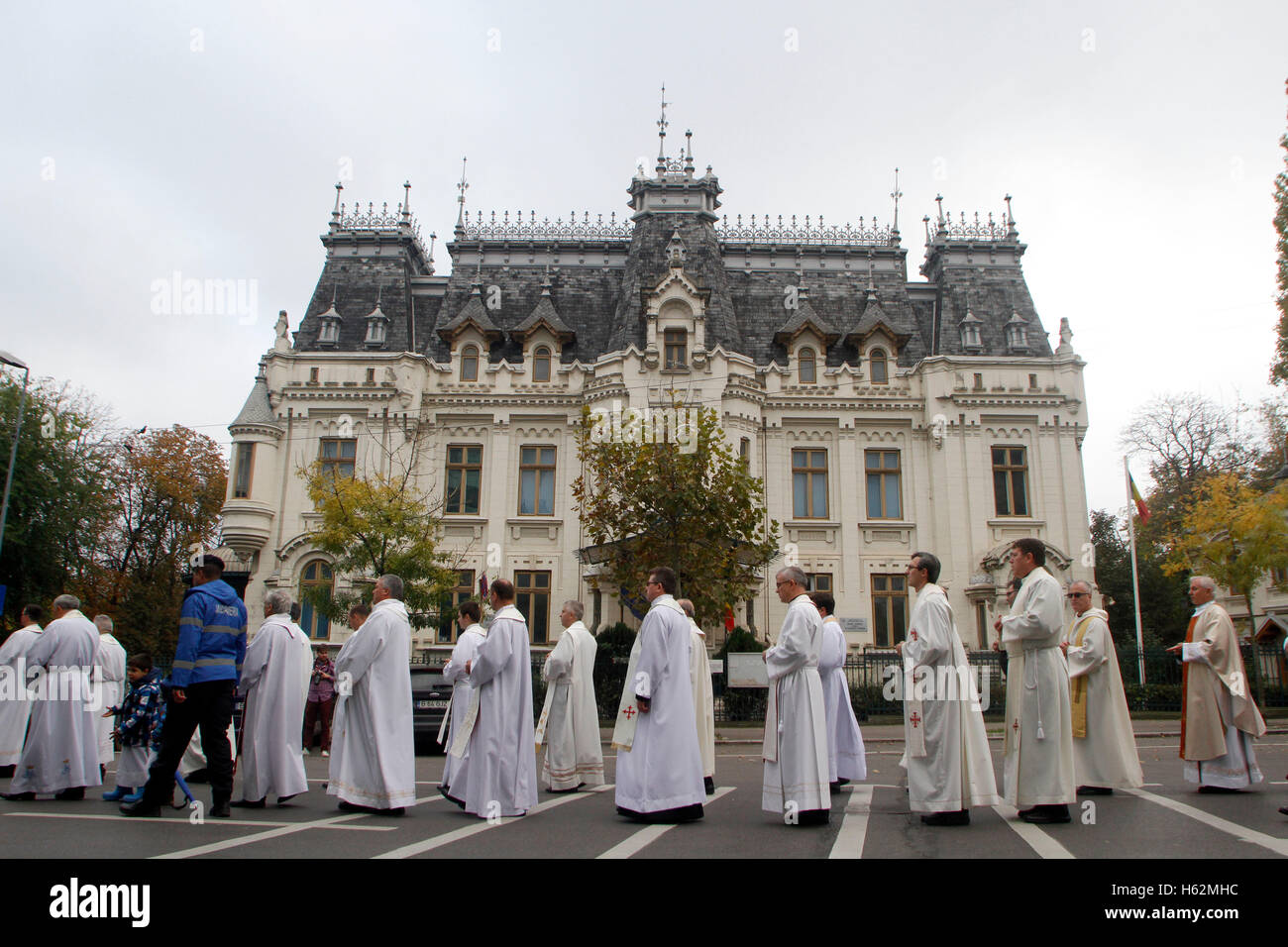 Bukarest, Rumänien. 23. Oktober 2016.  Die eucharistische Prozession mit der Reliquie und das Symbol des Heiligen Papst Johannes Paul II von der römisch-katholischen Erzdiözese von Bukarest organisiert. Bildnachweis: Gabriel Petrescu/Alamy Live-Nachrichten Stockfoto