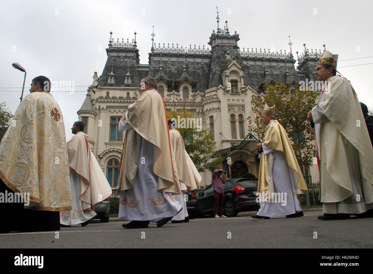 Bukarest, Rumänien. 23. Oktober 2016.  Rumänische katholische Metropolitan Erzbischof Ioan Robu betet während der eucharistischen Prozession mit der Reliquie des Heiligen Papst Johannes Paul II. Bildnachweis: Gabriel Petrescu/Alamy Live-Nachrichten Stockfoto