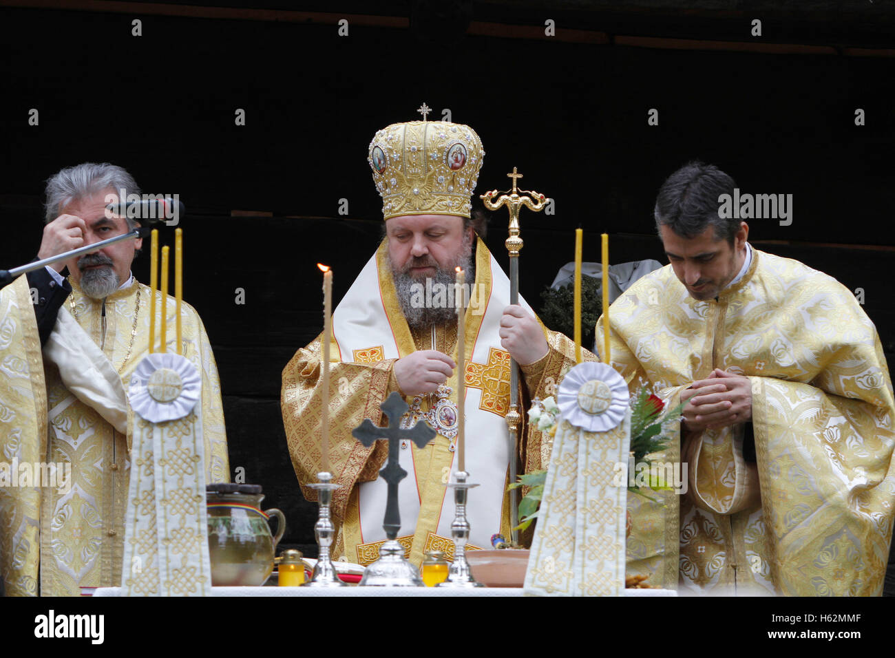 Bukarest, Rumänien. 23. Oktober 2016.  Bischöflicher Vikar Timotei Prahoveanul führt Kirche Heiligung der Holzkirche aus dem 18. Jahrhundert im Dorf Nationalmuseum. Bildnachweis: Gabriel Petrescu/Alamy Live-Nachrichten Stockfoto