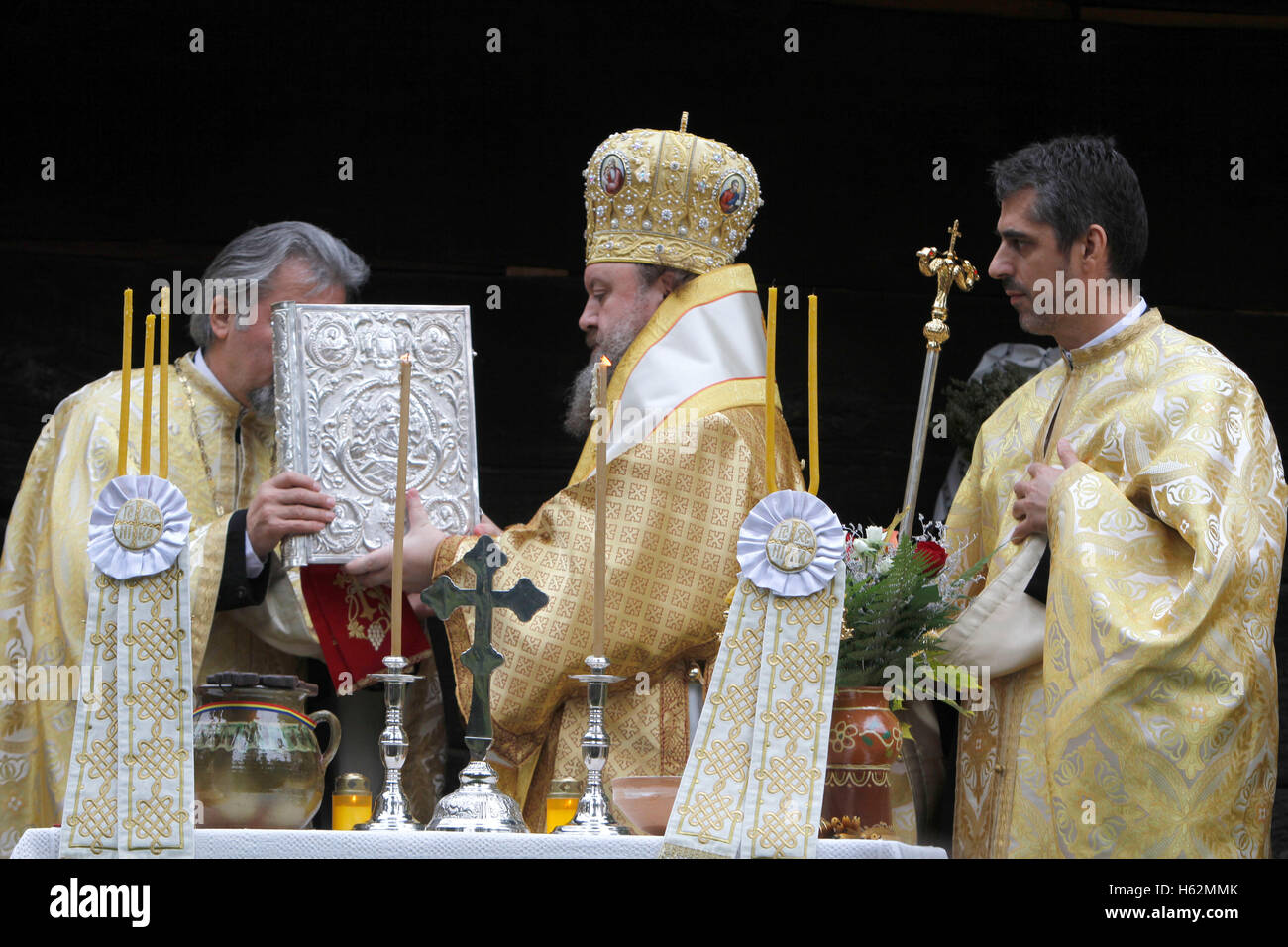 Bukarest, Rumänien. 23. Oktober 2016.  Bischöflicher Vikar Timotei Prahoveanul führt Kirche Heiligung der Holzkirche aus dem 18. Jahrhundert im Dorf Nationalmuseum. Bildnachweis: Gabriel Petrescu/Alamy Live-Nachrichten Stockfoto