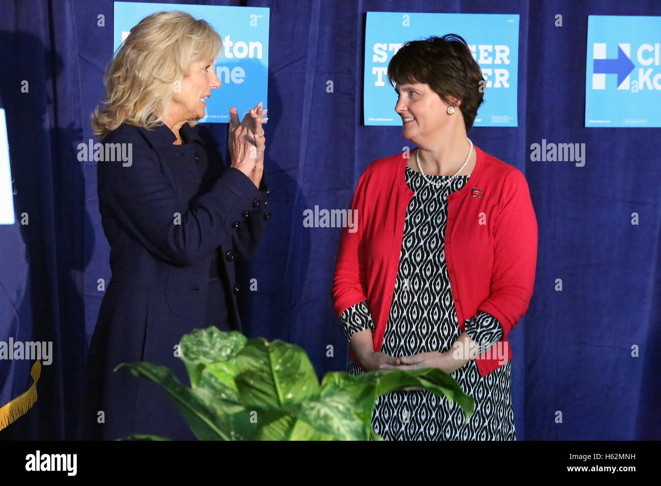 Philadelphia, PA, USA. 23. Oktober 2016. Anne Holton, Vice Presidential Kandidaten für die Vizepräsidentschaft, Tim Kaines Frau, im Bild mit Jill Biden vor anlässlich der Philadelphia Frauen Abstimmung organisieren Veranstaltung am Community College of Philadelphia in Philadelphia, Pa am 23. Oktober 2016 statt Kredit: Star Shooter/Medien Punch/Alamy Live News Stockfoto