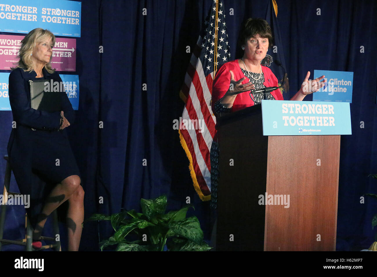 Philadelphia, PA, USA. 23. Oktober 2016. Anne Holton, Vize-Präsidenten für die Vizepräsidentschaft, Tim Kaines Frau, im Bild anlässlich der Philadelphia Frauen Abstimmung organisieren Veranstaltung am Community College of Philadelphia hielt, als Jill Biden in Philadelphia, Pa am blickt auf Kredit-23. Oktober 2016: Star Shooter/Medien Punch/Alamy Live News Stockfoto