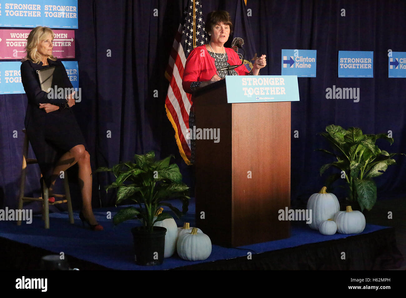 Philadelphia, PA, USA. 23. Oktober 2016. Anne Holton, Vize-Präsidenten für die Vizepräsidentschaft, Tim Kaines Frau, im Bild anlässlich der Philadelphia Frauen Abstimmung organisieren Veranstaltung am Community College of Philadelphia hielt, als Jill Biden in Philadelphia, Pa am blickt auf Kredit-23. Oktober 2016: Star Shooter/Medien Punch/Alamy Live News Stockfoto