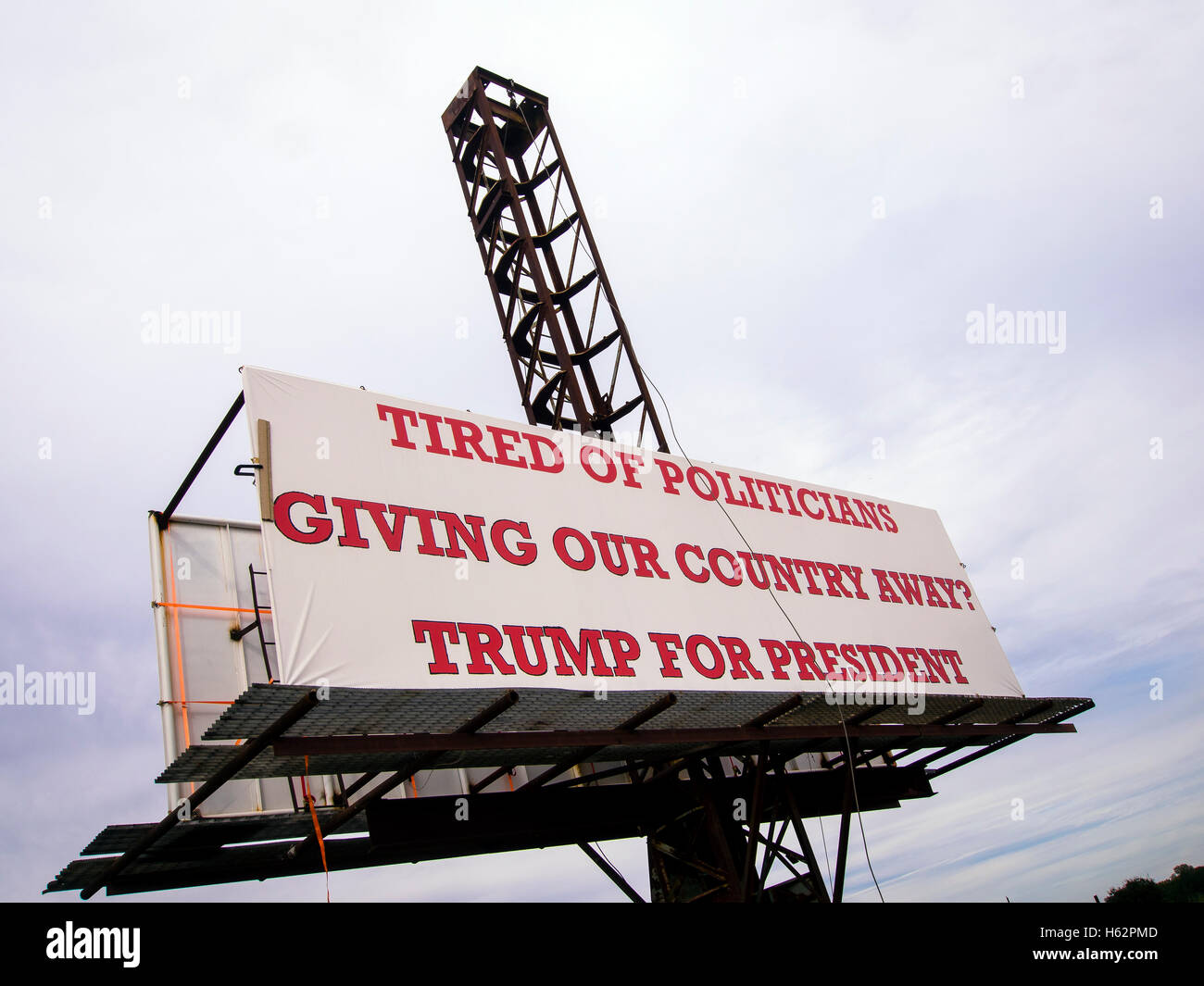 Corsicana, Texas, USA - 23. Oktober 2016 - entlang der belebten Interstate 45 zwischen Dallas und Houston Texas Trump für Präsidenten unterstützt post eine Plakatwand für Autofahrer zu sehen. Einen Geschäftsmann über Politiker zu fördern. Stockfoto