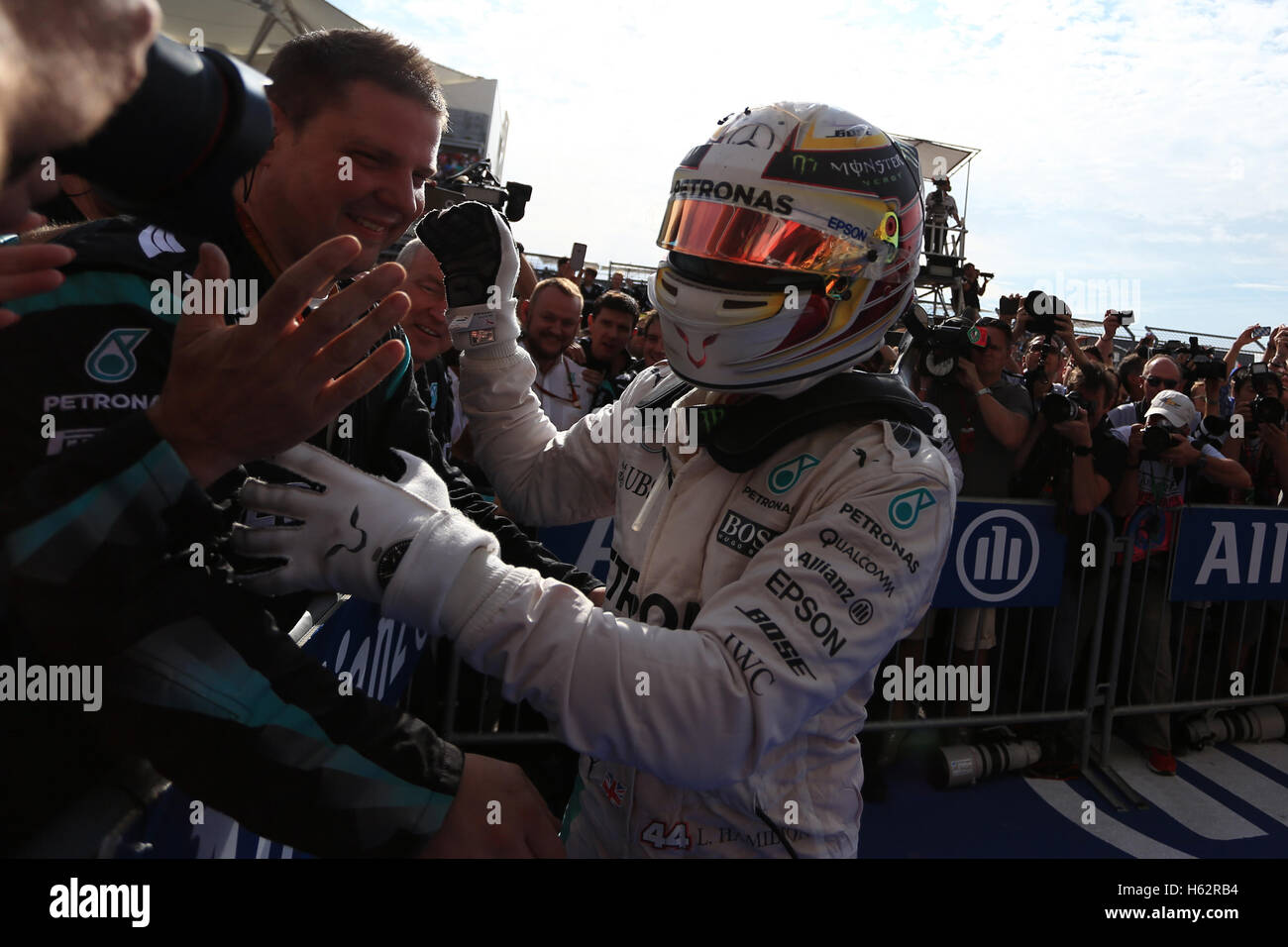 Austin, Texas, USA. 23. Oktober 2016. Schaltung von Amerika, Texas, USA. Formel 1 Grand Prix von Amerika, Renntag. Mercedes AMG Petronas W07 Hybrid – Lewis Hamilton gewinnt den GP der USA und teilt sich mit seinen Fans Credit: Action Plus Sport Bilder/Alamy Live News Stockfoto