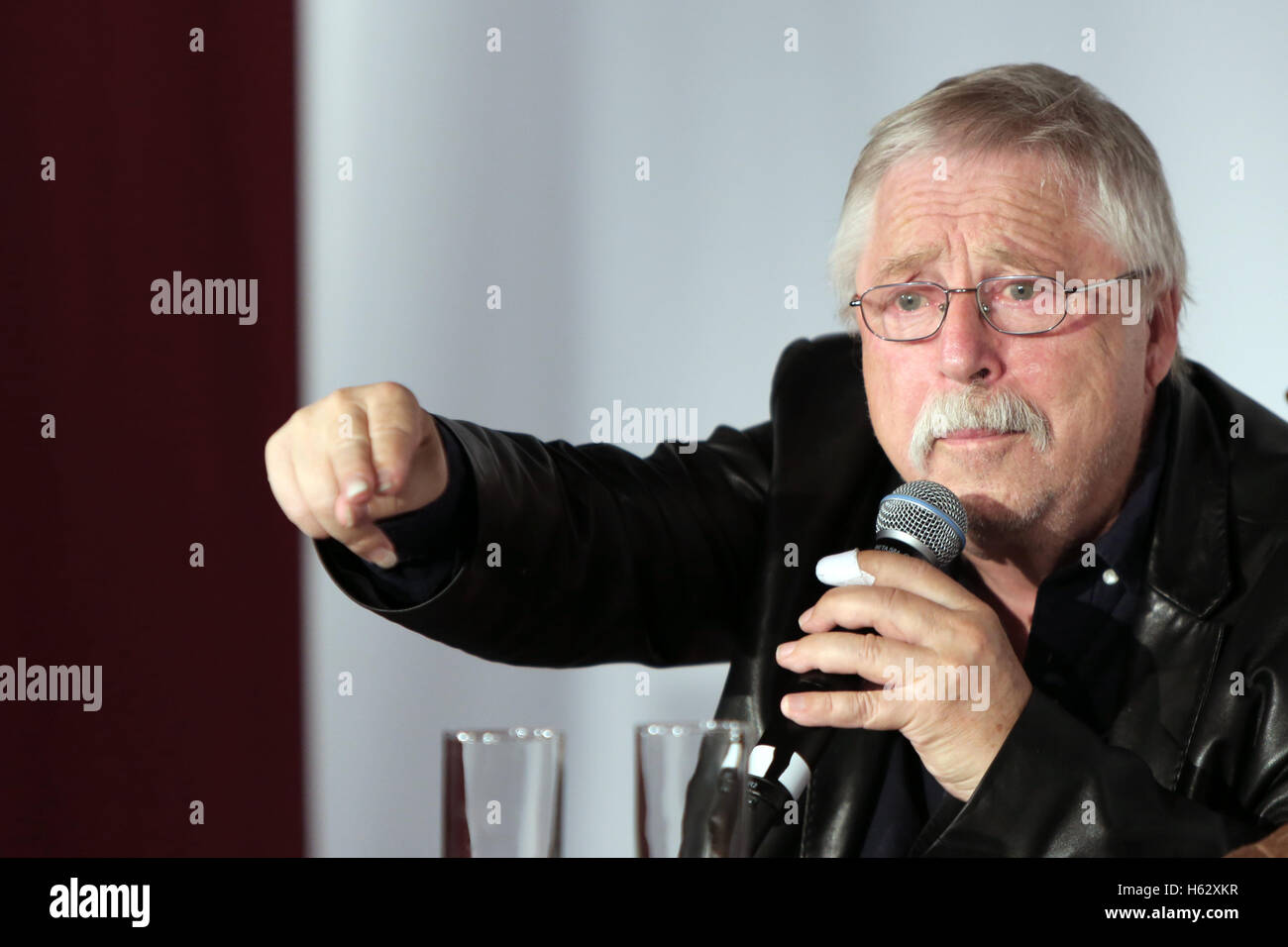 Wolf Biermann liest aus seinem Buch "Warte Nicht Auf Bessre Zeiten!" (lit.) "Warten Sie nicht auf bessere Zeiten!") auf der Frankfurter Buchmesse in Frankfurt/Main, Deutschland, 20. Oktober 2016. Foto: SUSANNAH V. VERGAU/dpa - NO-Draht-Dienst- Stockfoto