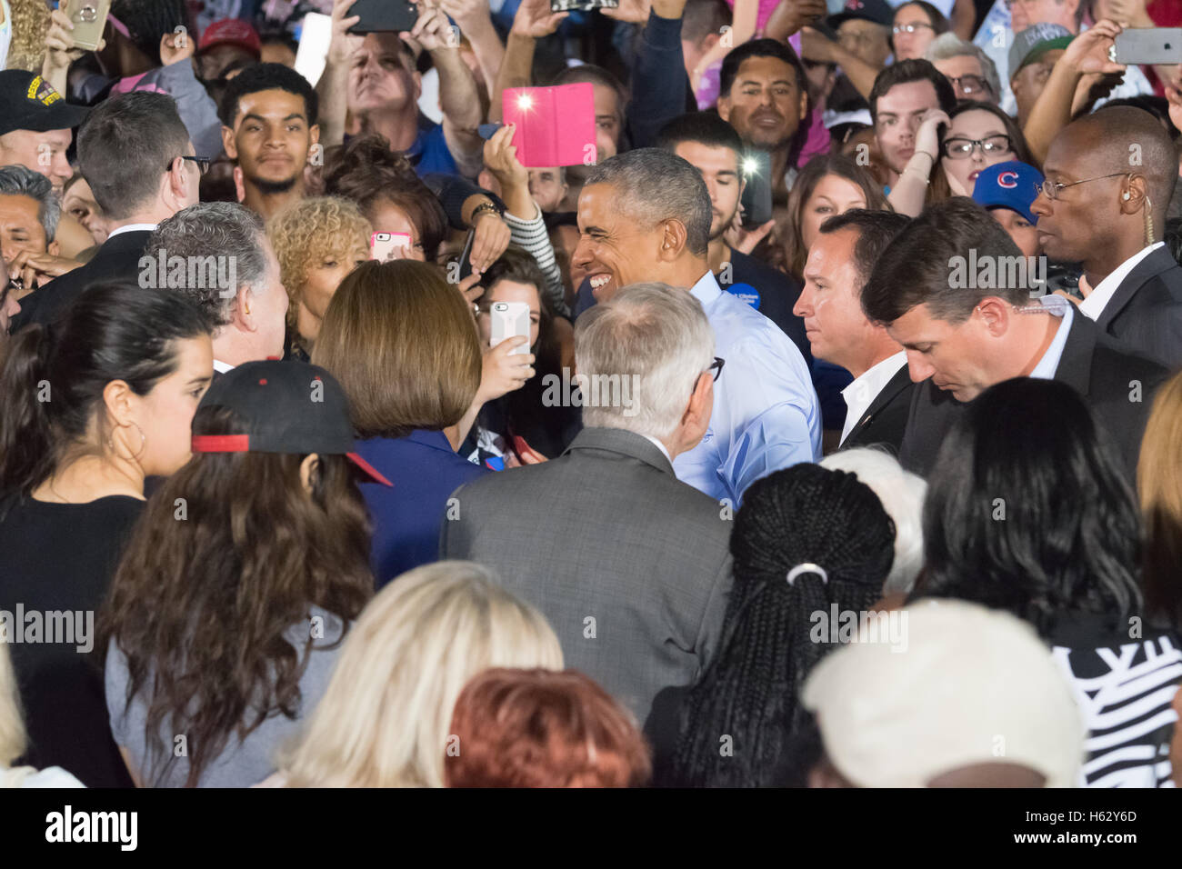 Las Vegas, USA. 23. Oktober 2016. Präsident Obama begrüßt das Publikum an die frühen stimmberechtigten Kundgebung am 23. Oktober 2016 an Cheyenne High School in North Las Vegas, NV. Bildnachweis: Das Foto Zugang/Alamy Live-Nachrichten Stockfoto