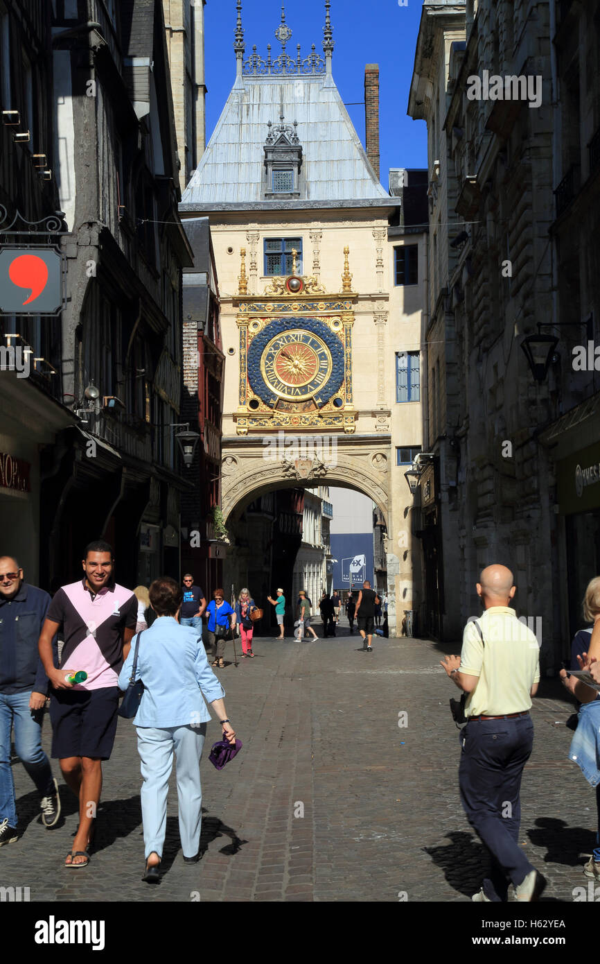 Käufer und Touristen in der Rue du Gros Horloge, mit dem Gros Horloge (big Clock), Rouen, Haute Normandie, Normandie, Frankreich Stockfoto