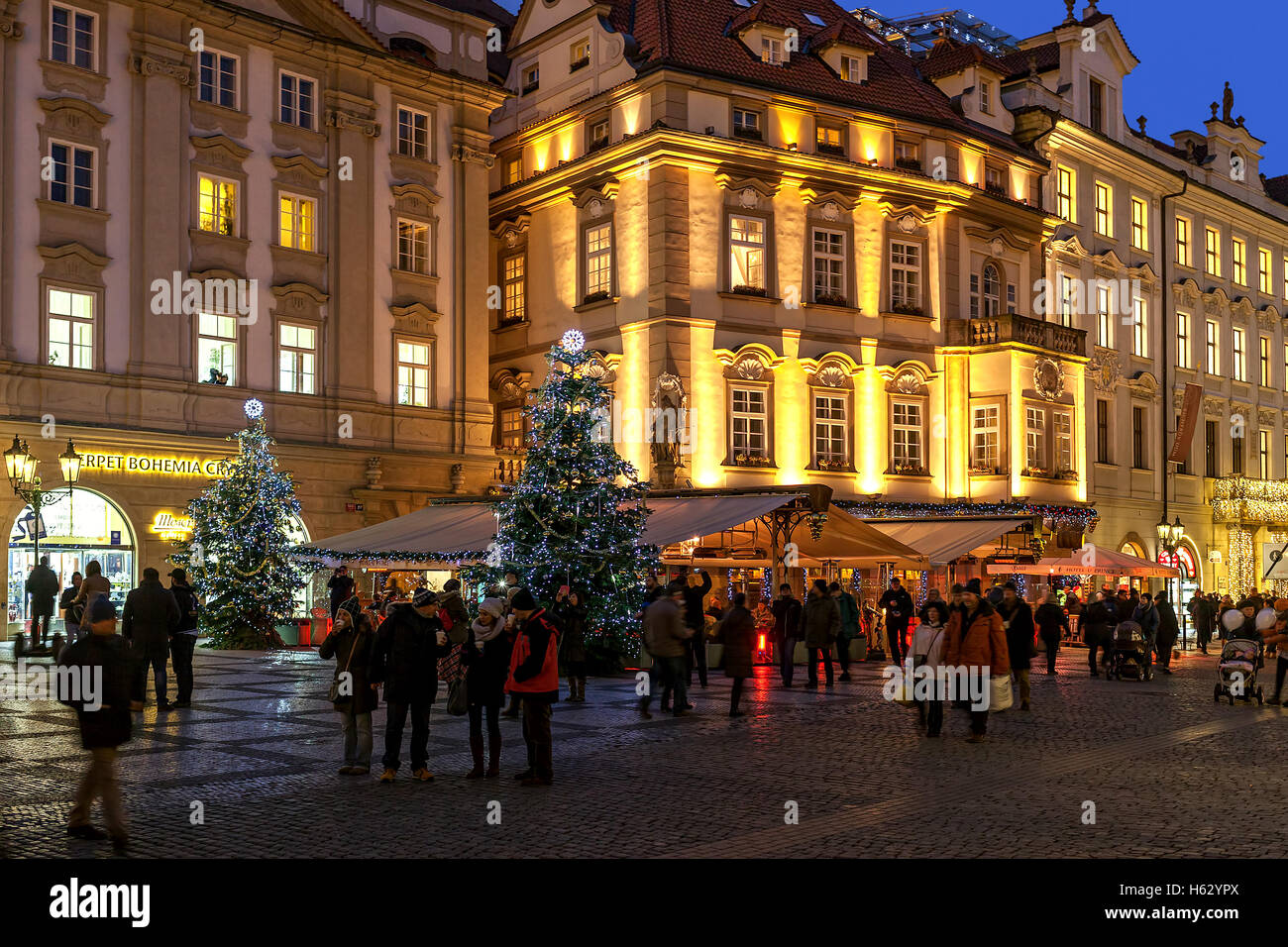 Menschen zu Fuß durch beleuchteten Gebäuden und Restaurants für Weihnachtsferien in Prag eingerichtet. Stockfoto
