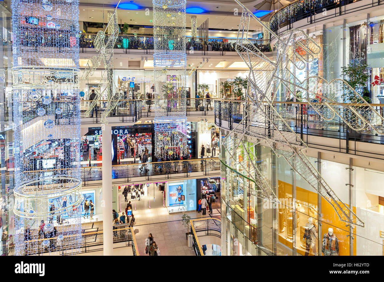 Innenansicht des Palladium Einkaufszentrum für Weihnachtsferien in Prag eingerichtet. Stockfoto