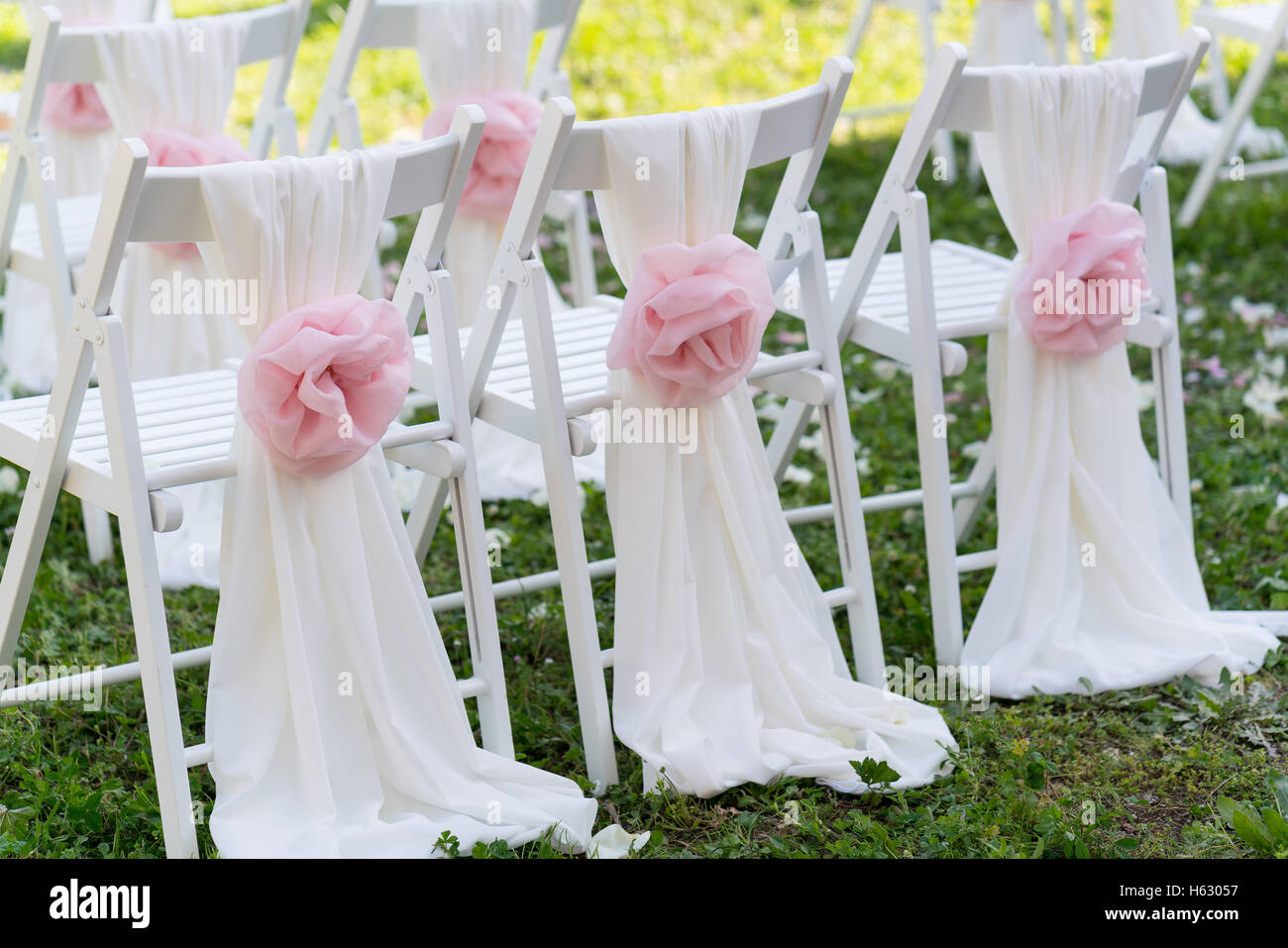 weiße Hochzeit-Stühle für die Zeremonie Stockfoto