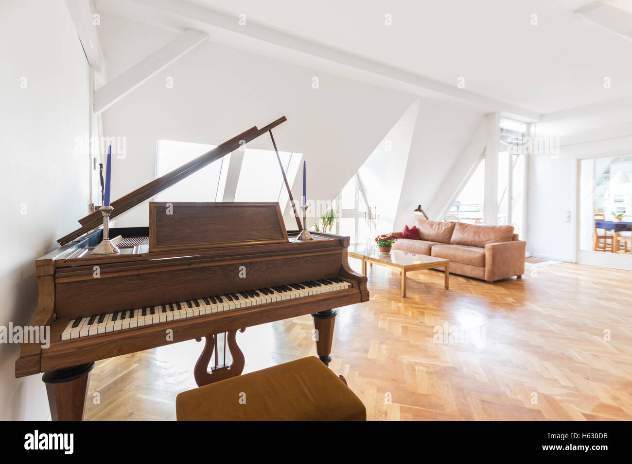 Klavier im Wohnzimmer - schöne Wohnung Haus Stockfoto