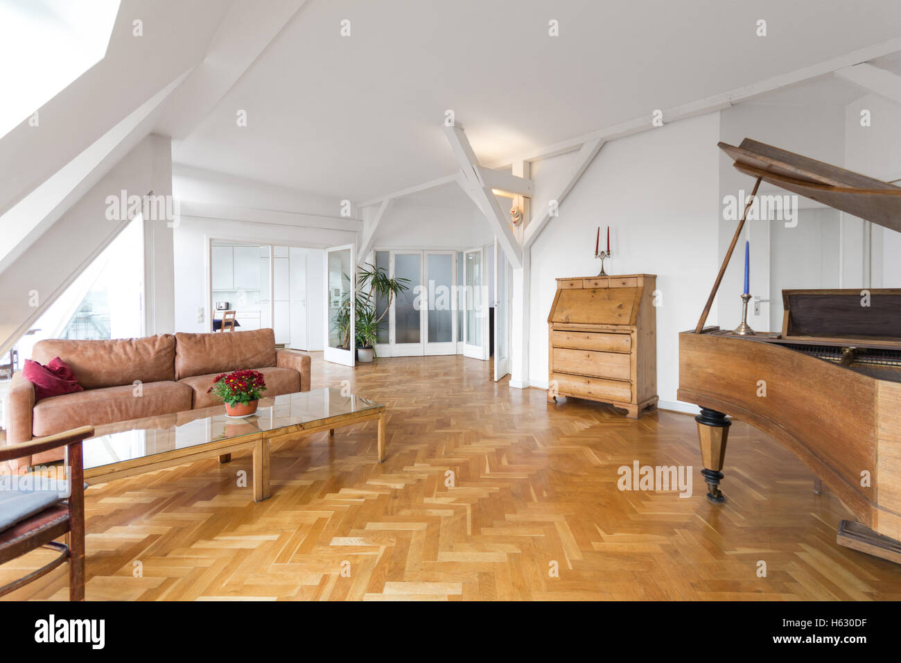 Wohnzimmer mit Fisch Knochen Parkett und Klavier im Hause schöne Wohnung  Stockfotografie - Alamy