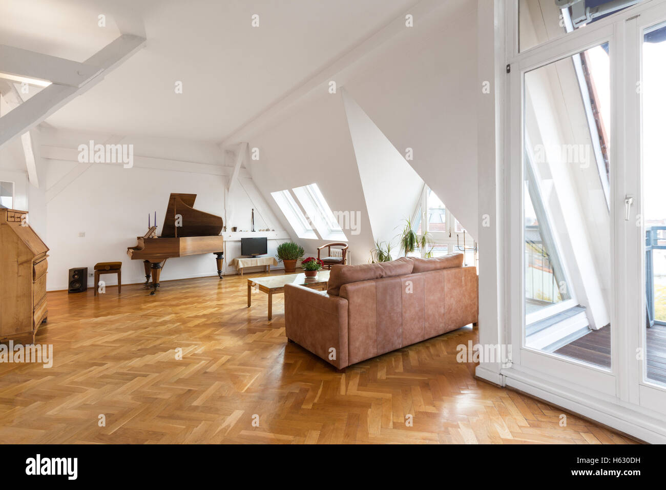 Wohnzimmer mit Parkettboden in schönen Wohnung Haus Stockfoto