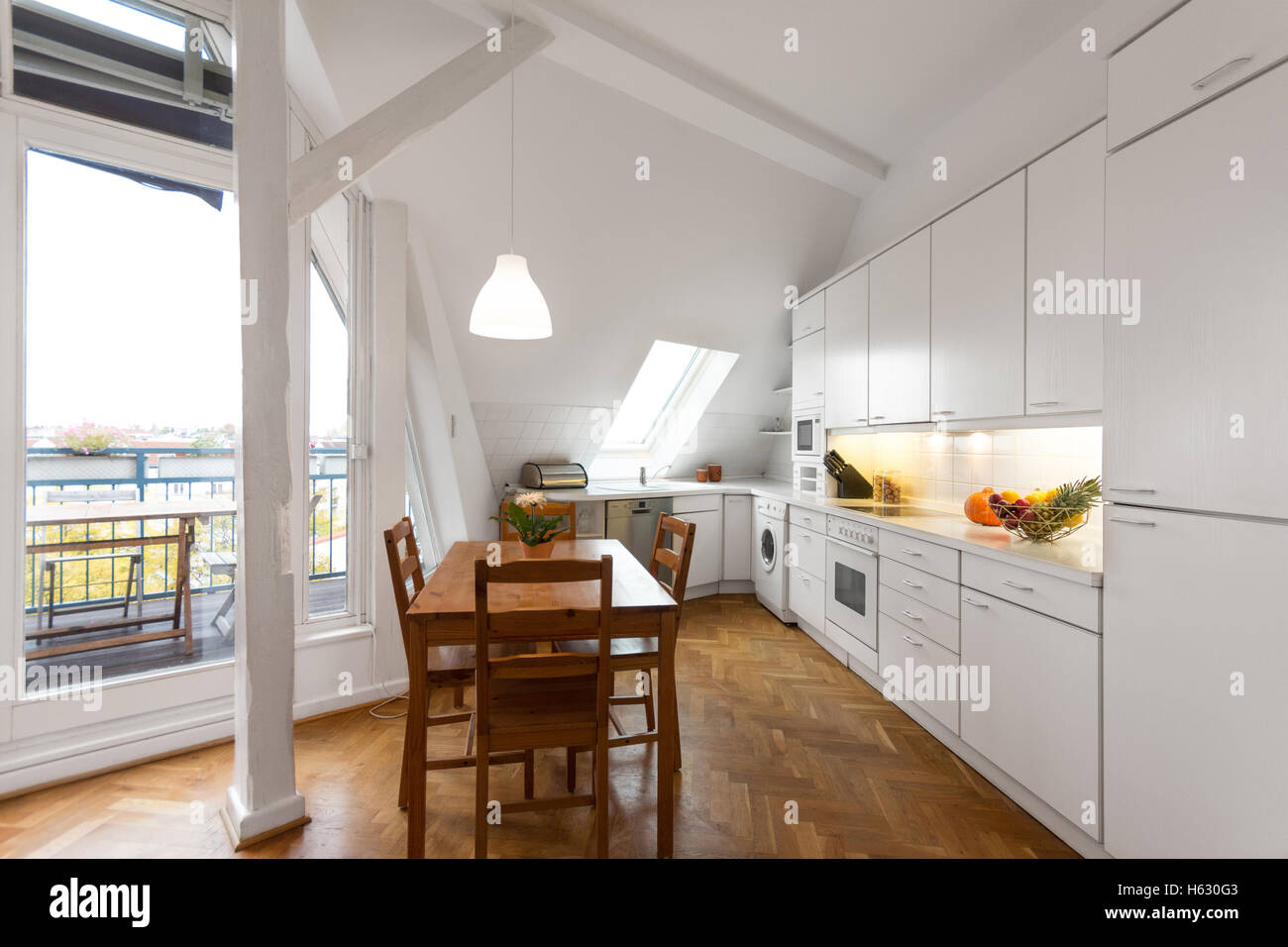 weiße Küche mit Holzboden in schönes Zuhause Stockfoto