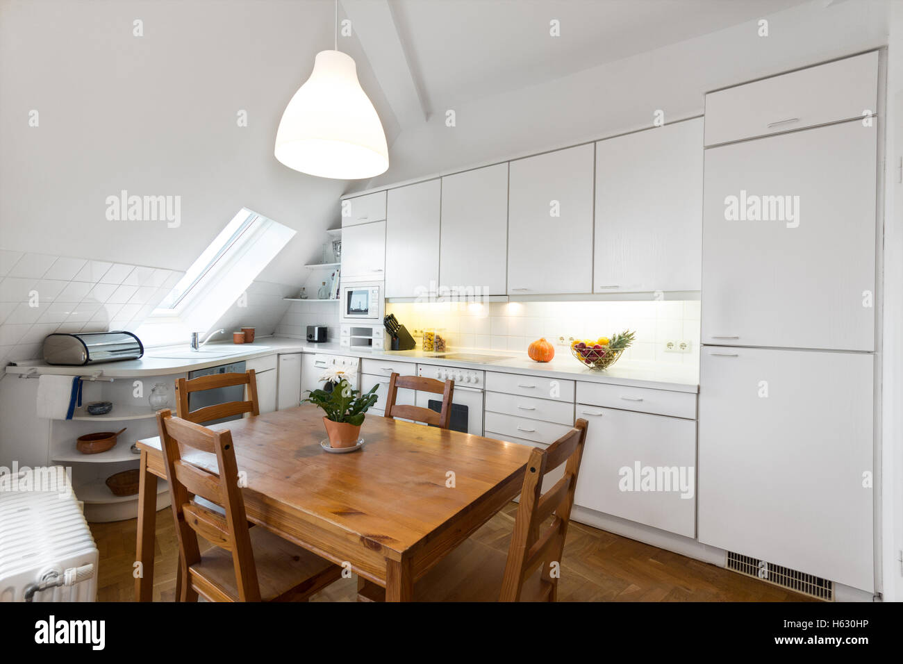 weiße Küche mit Holzboden in schönes Zuhause Stockfoto