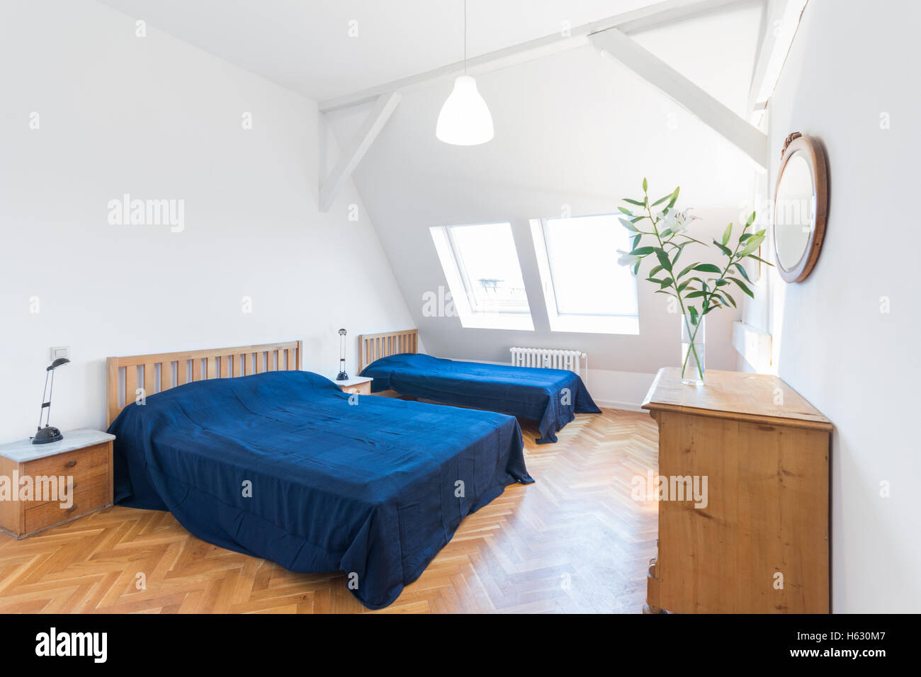 Schlafzimmer mit zwei Betten in schönen Dachgeschoss nach Hause Stockfoto