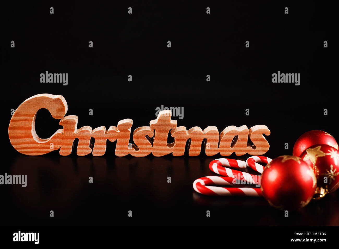 Weihnachtskugel. Dekoration-Süßigkeiten und Tand auf schwarzem Hintergrund isoliert Stockfoto