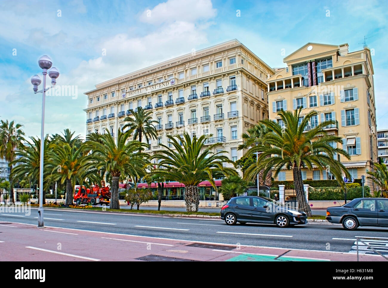 Die Promenade des Anglais ist ein angenehmer Fußweg entlang der Baie des Anges (Bucht der Engel) und Luxushotels in Nizza, Frankreich Stockfoto