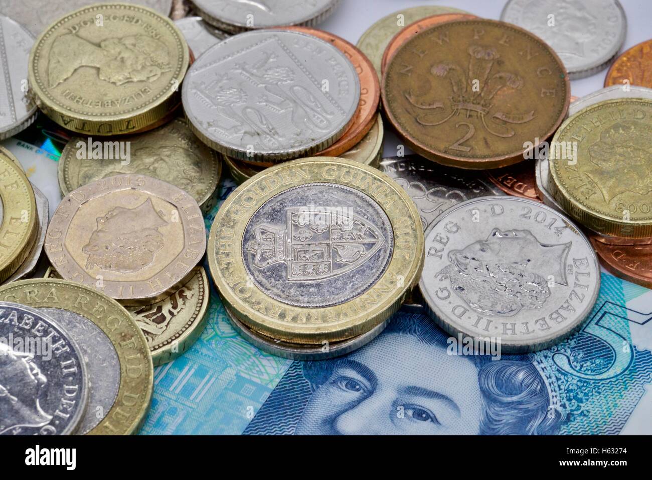 Britische Münzen und neue fünf-Pfund-Note. Stockfoto