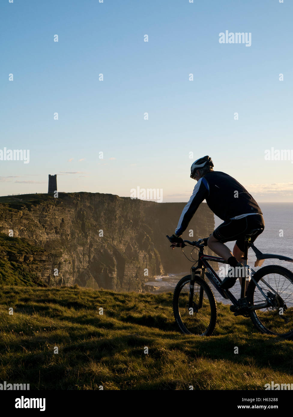 Radfahren entlang der Klippen von Orkney Stockfoto