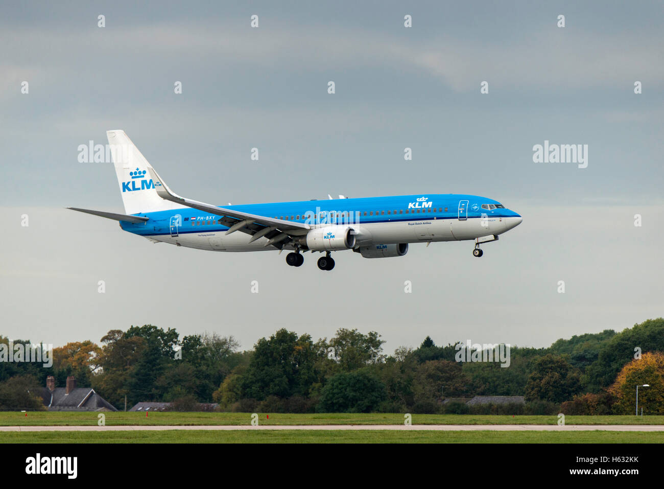 PH-BXY Boeing 737 - 8K 2 KLM Royal Dutch Airlines Landung Ankunft Manchester Flughafen England Uk. Stockfoto