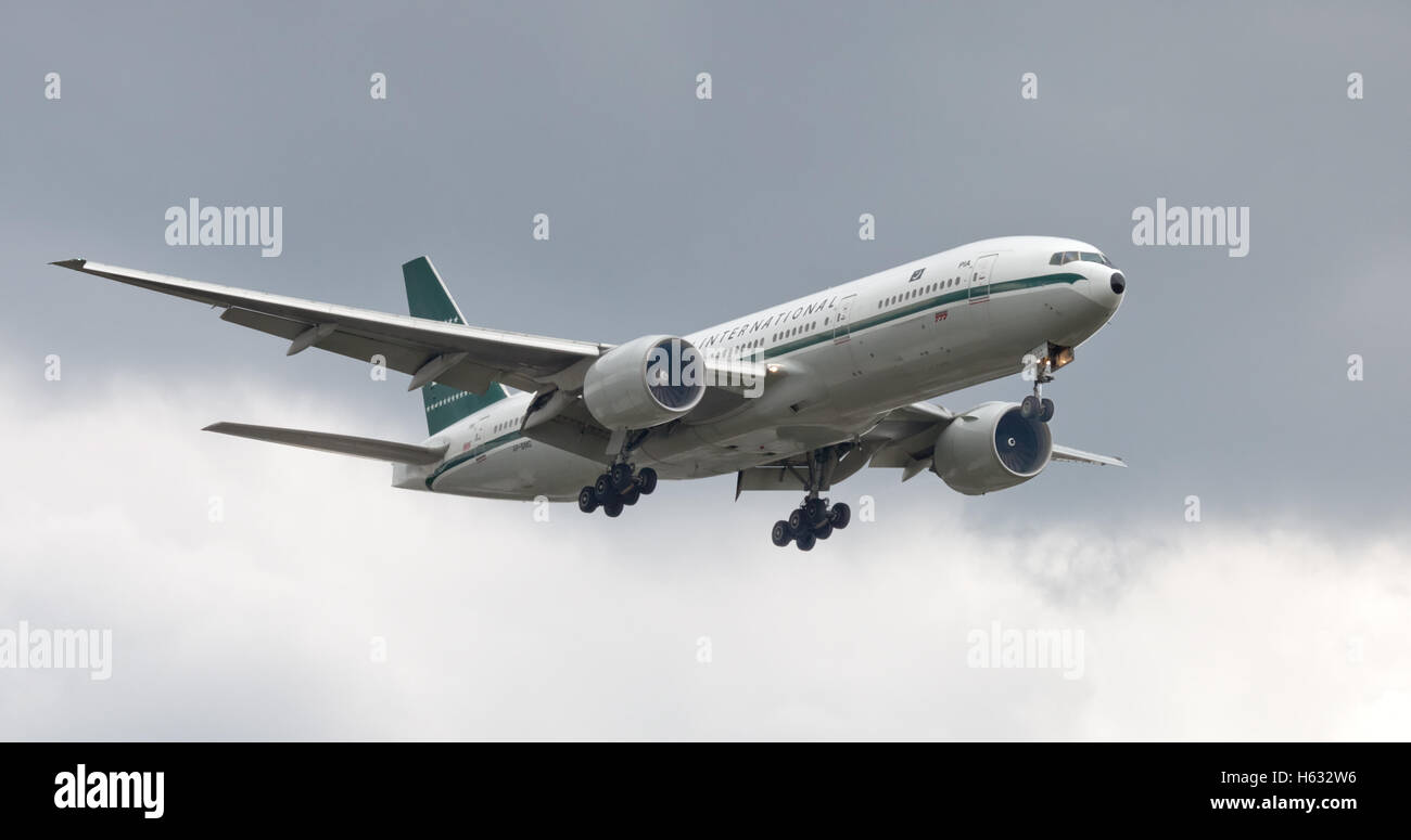 Pakistan International Airlines Boeing 777 AP-BMG ins Land kommen am Flughafen London Heathrow LHR Stockfoto