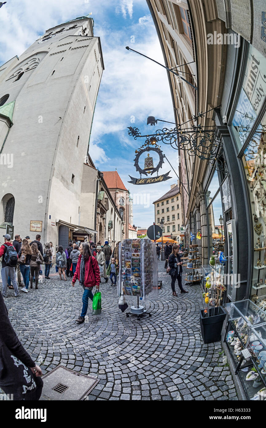 München, Deutschland - 14. Mai 2016: Touristen spazieren auf dem Petersplatz in der Nähe von St.-Petri Kirche (Peterskirche) in München. Stockfoto