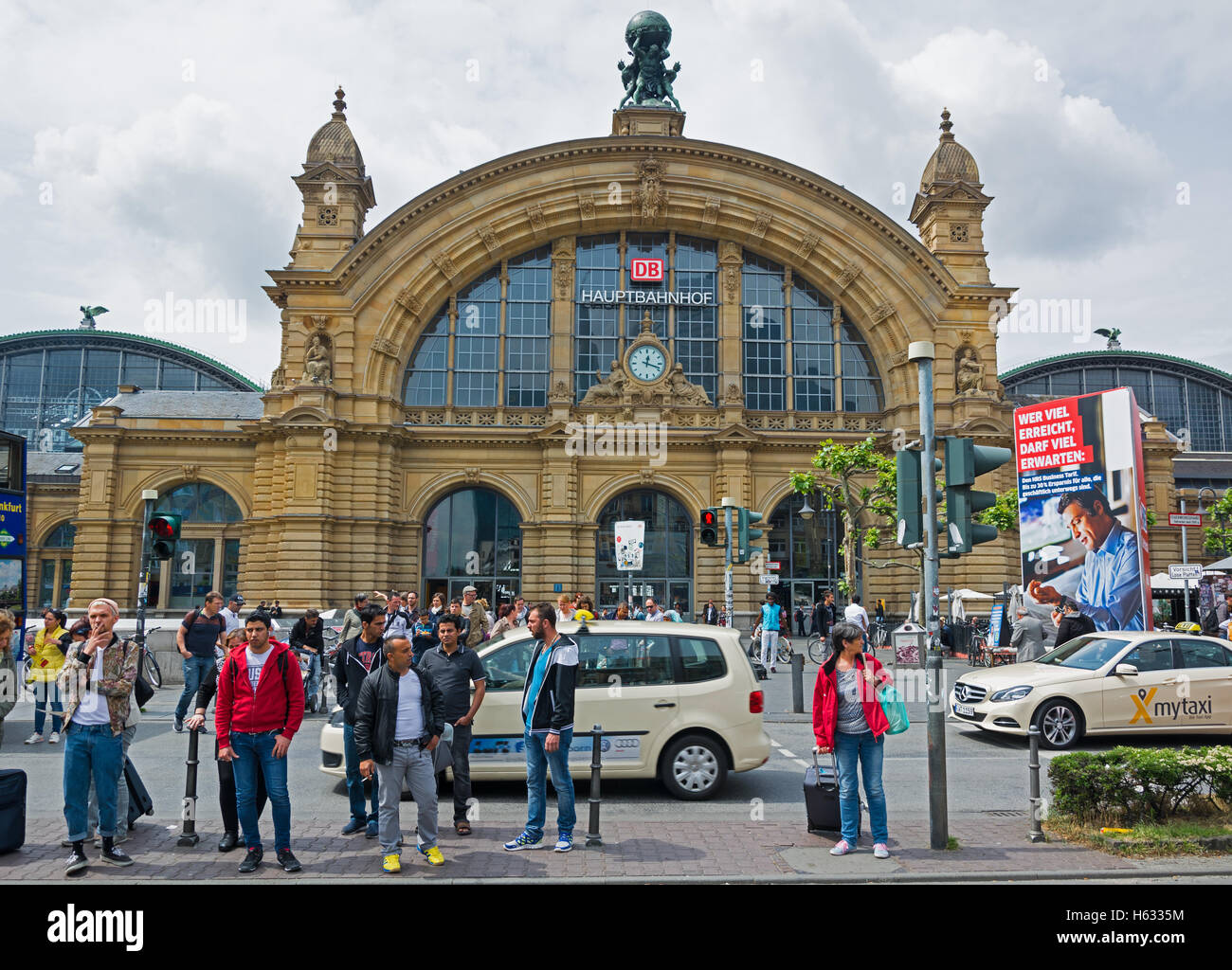 FRANKFURT AM MAIN, Deutschland - 20. Mai 2016: Die Vorderseite des Frankfurter Hauptbahnhof. Mehr als 350.000 Reisende nutzen Stockfoto