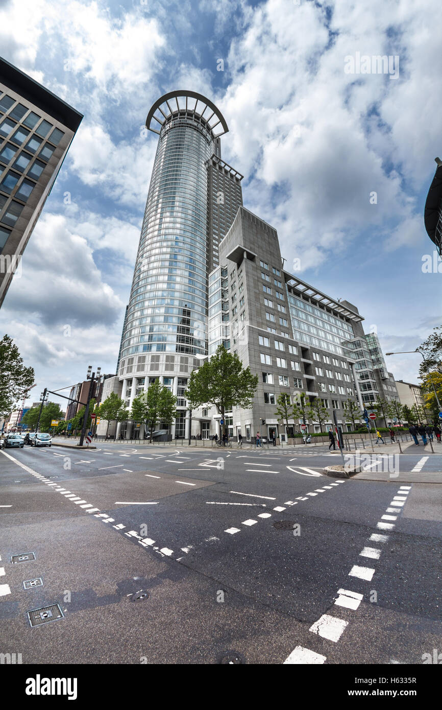 FRANKFURT AM MAIN, Deutschland - 18. Mai 2016: Westend Tower Wolkenkratzer. Es ist das dritte höchste Wolkenkratzer in Frankfurt. Frankfurt Stockfoto