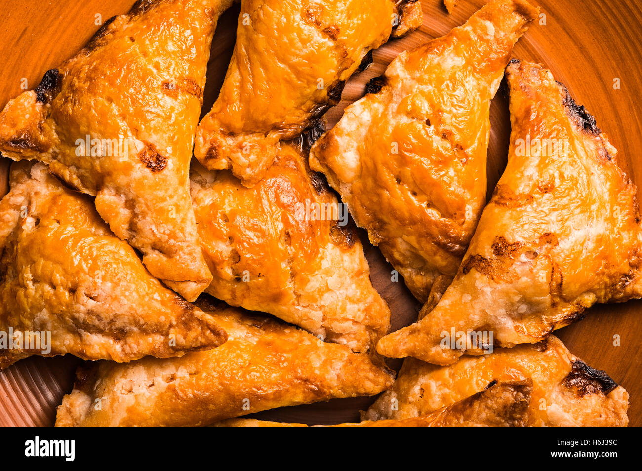 Gebratene Empanadas auf Korb Stockfoto
