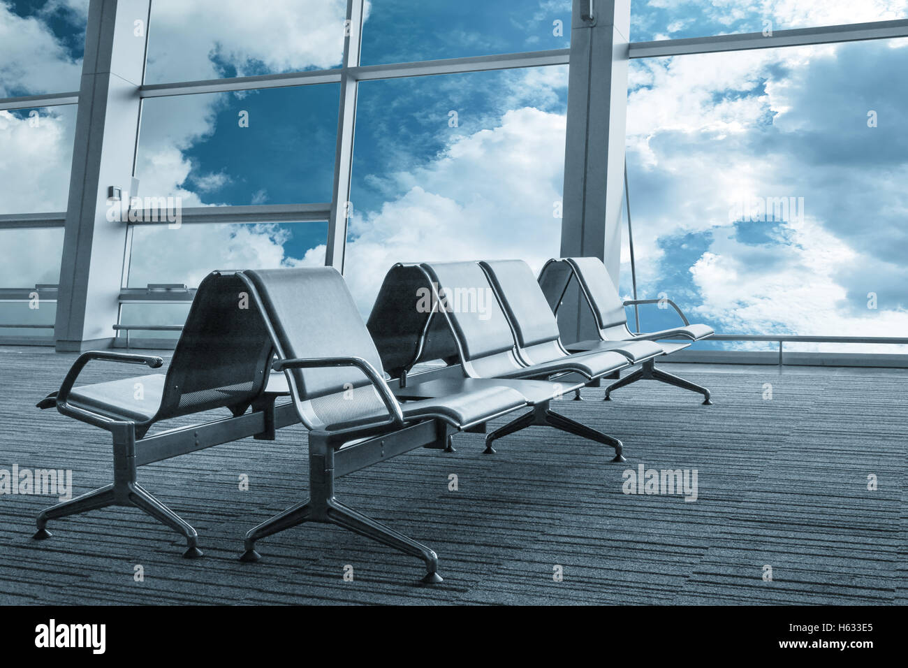 Sitze, Blick vom Flughafenhalle. Stockfoto