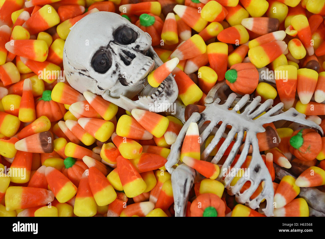 Skelett im Herbst mit Candy corn Stockfoto
