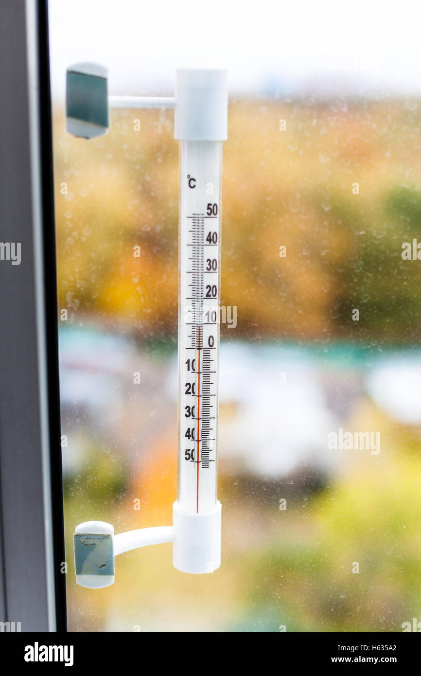 Außenthermometer auf home-Fenster Glas in Herbsttag Stockfoto