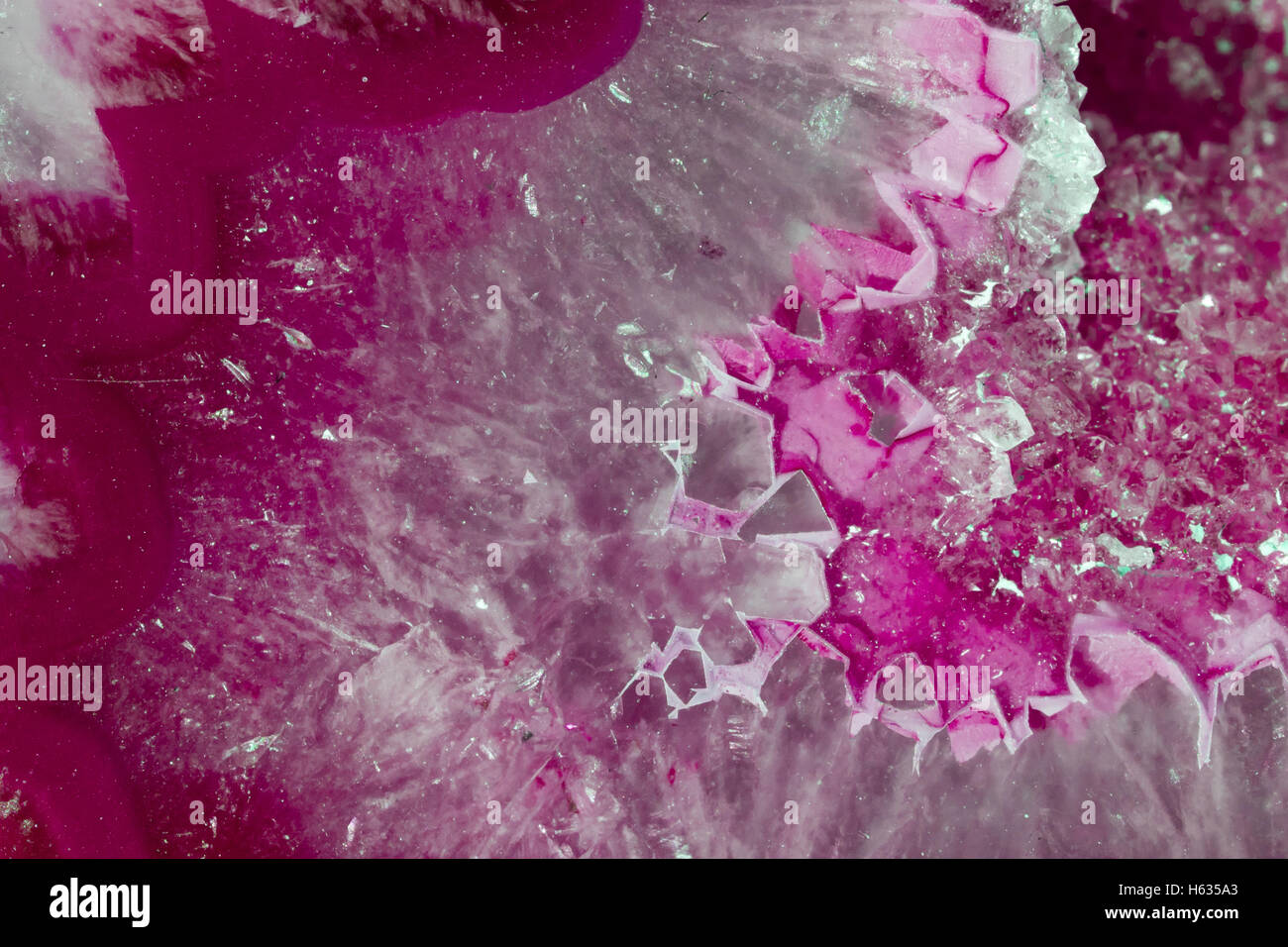 Nahaufnahme von einem bunten Stein - Muster von Kristallen natürlichen Ursprungs auf der Oberfläche des Steins Stockfoto