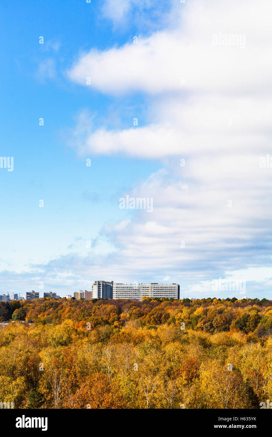 Cloud-Front in blauem Himmel über den gelben Wald und Stadt im sonnigen Herbsttag Stockfoto