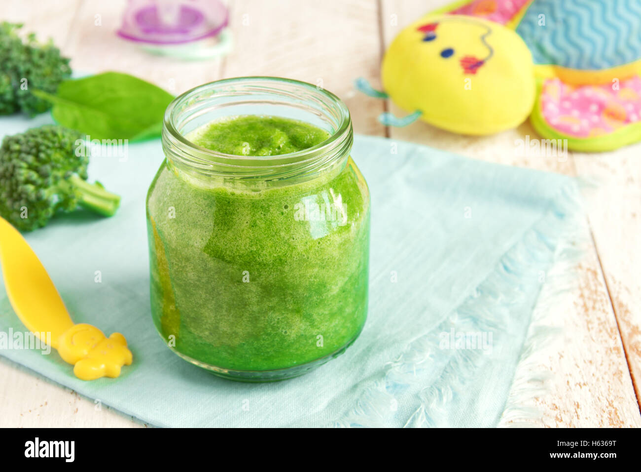 Babynahrung: Bio grüne Brokkoli und Spinat-Püree Stockfoto