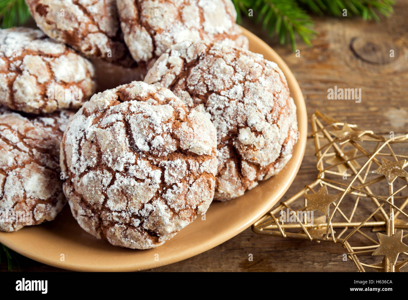 Schokolade crinkle Cookies für Weihnachten mit goldenen Ornamenten - festliche hausgemachte Weihnachtsbäckerei Stockfoto